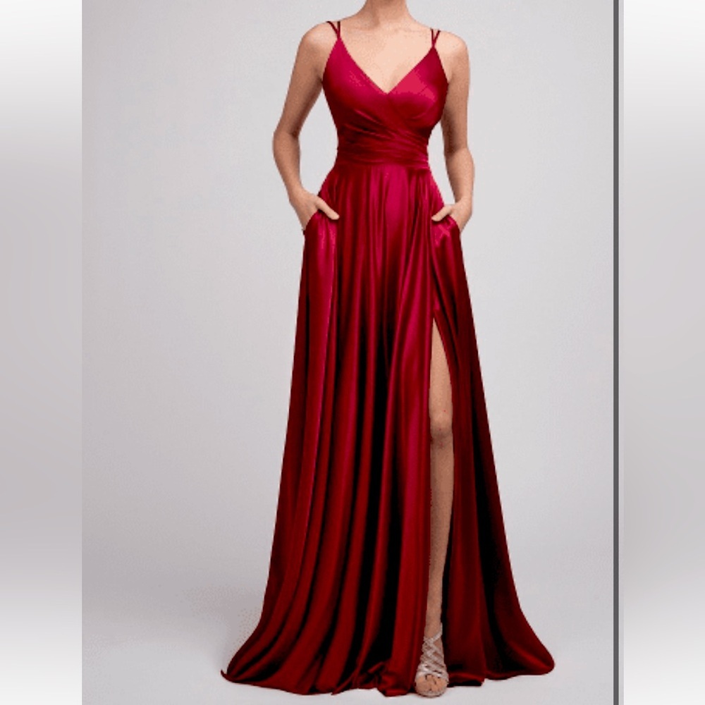 🔥Red Hot Fiesta Fashions Stunning Slit Leg‎ Pleated V Neck Dress With Pockets